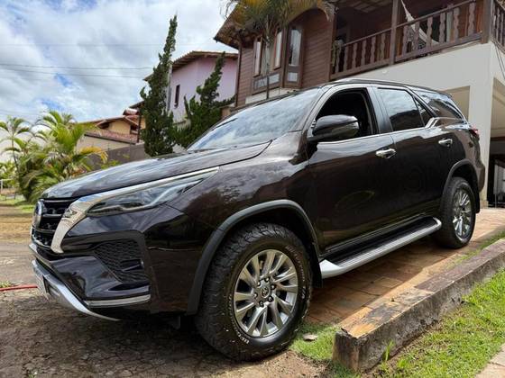 TOYOTA HILUX SW4 2.8 D-4D TURBO DIESEL SRX 4X4 AUTOMÁTICO